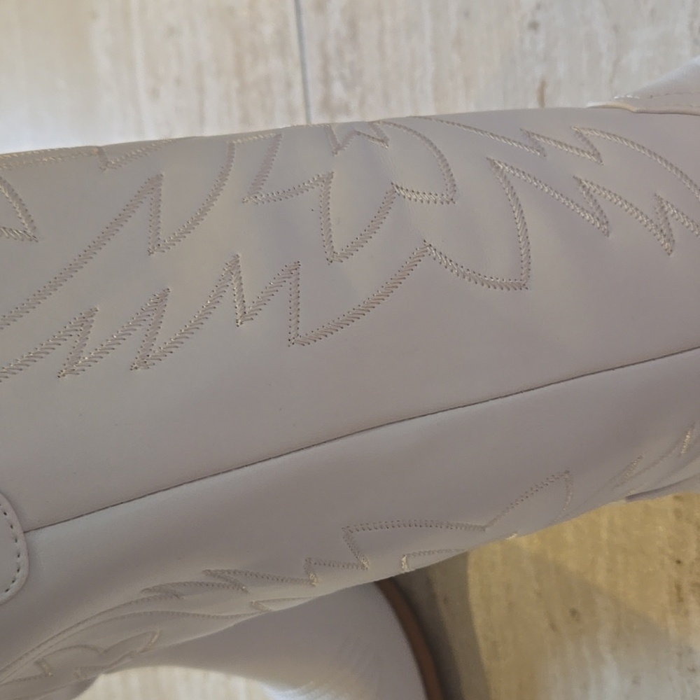 White Western Classic Embroidered Pointed Toe Boots - Picture 6 of 9